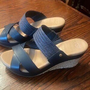 UGG Women's Adriana Wedge Sandal, Marino, 7 US